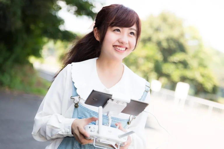 プロポを握る女性