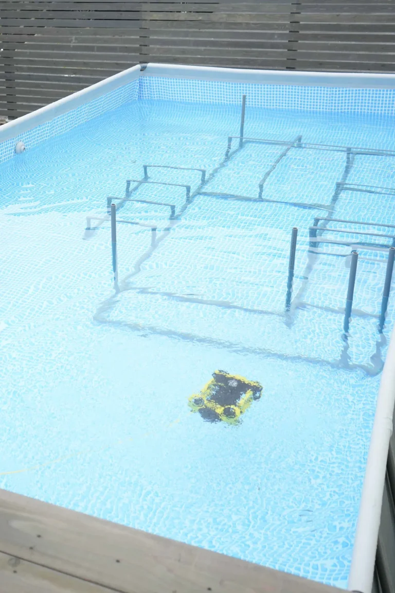 水中ドローン　プールと障害物