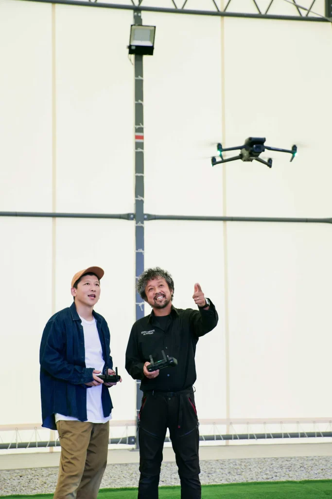 ドローンを飛ばす生徒