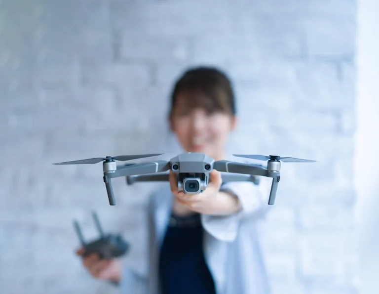 ドローンを手に取る女性