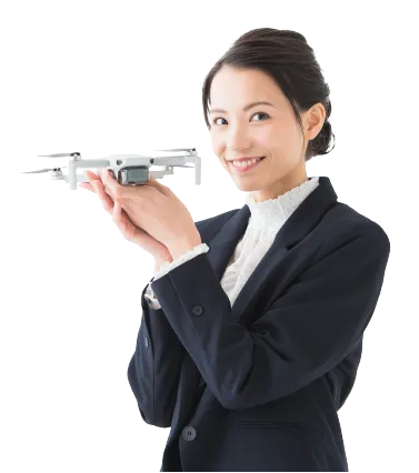 ドローンを持つ女性