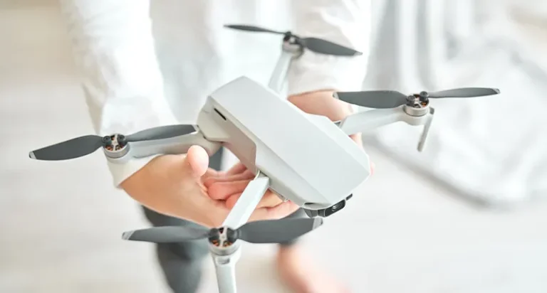 ドローン機体を手に取る