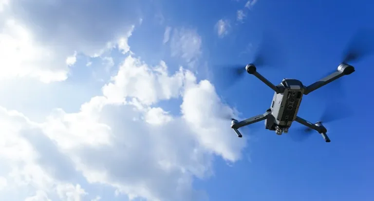 青空とドローン